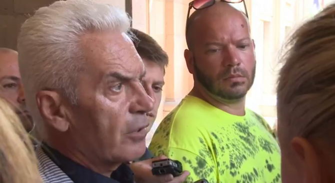 Не може един човек от цялото правителство да се прави