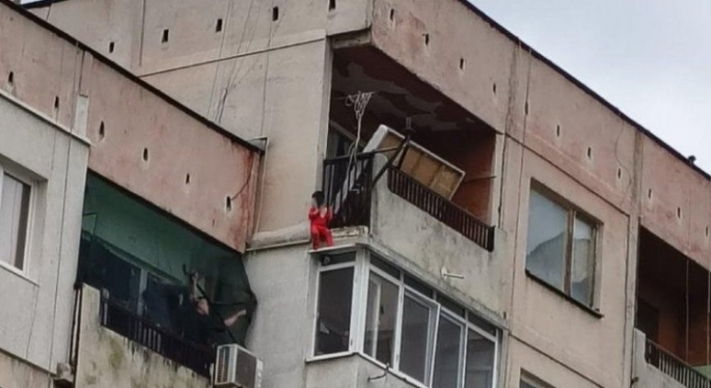 Прокуратурата работи по версията дали детето от Ямбол не е било наказано на терасата