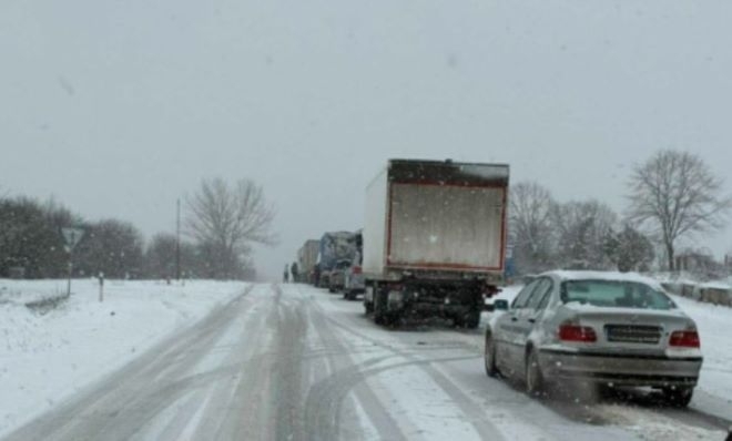 Снегорин от почистващата техника по републиканската пътна мрежа и лек