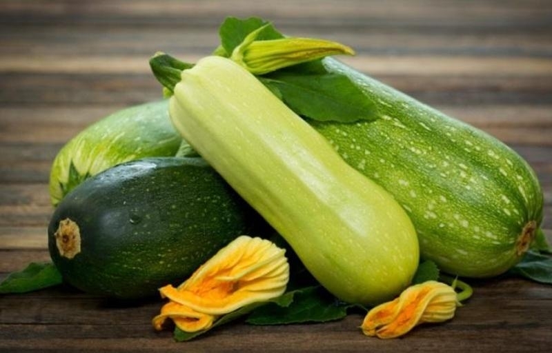 Тиквичката е универсален зеленчук Подходяща е за печене пържене задушаване