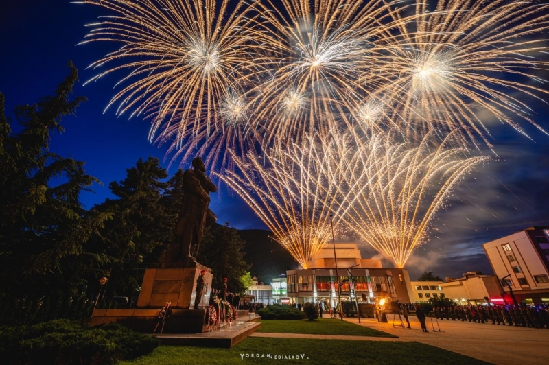Лакомия до шия! БНТ иска 10 000 евро от Община Враца за излъчване на зарята на 1 юни