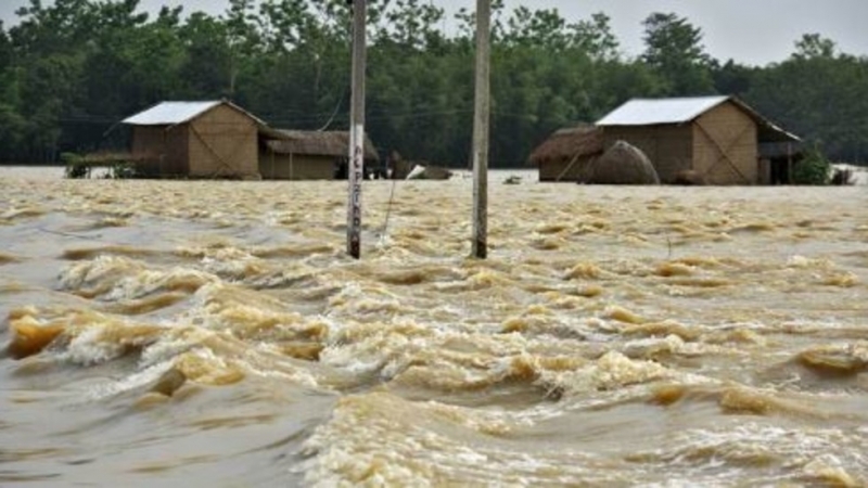 Най малко шестима загинаха и 18 изчезнаха безследно в западния индийски