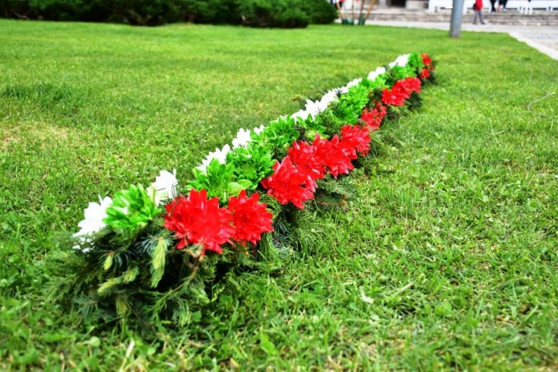 Деца плетат гирлянда от цветя за Васил Левски