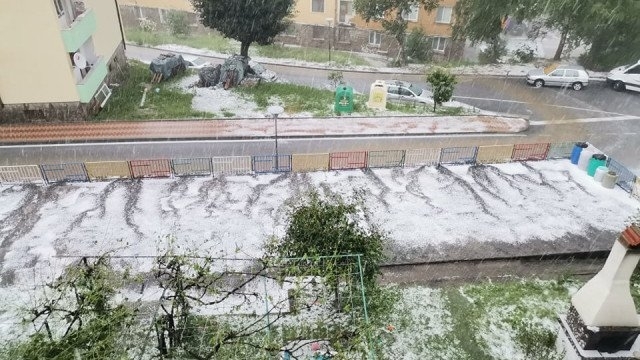 Родопският град Мадан се възстановява след поройния дъжд и силната градушка