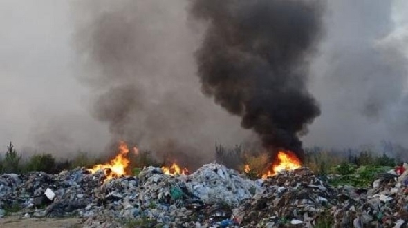 Нов пожар пламна в закритото преди 3 години градско сметище