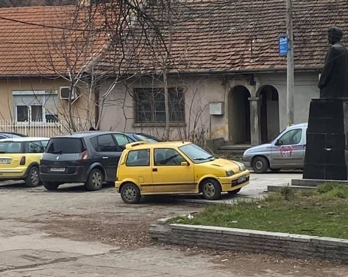 Шофьор заряза колата си пред паметник на бележит българин във