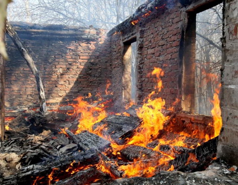 Голям пожар е унищожил постройка във Врачанско, съобщиха от пресцентъра