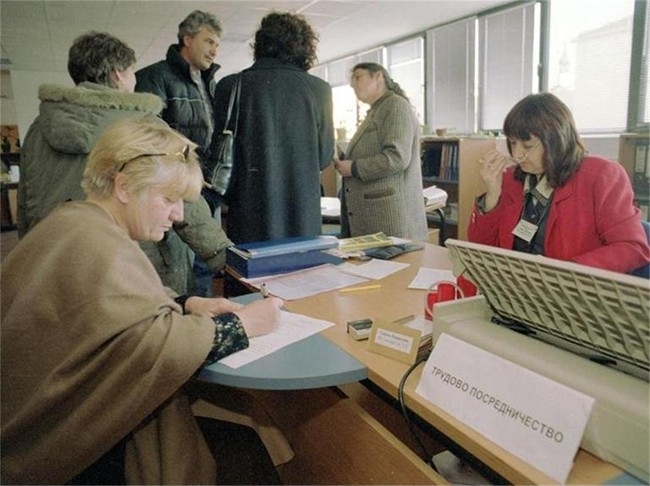 Експерти от бюрото по труда на лов за безработни във Враца