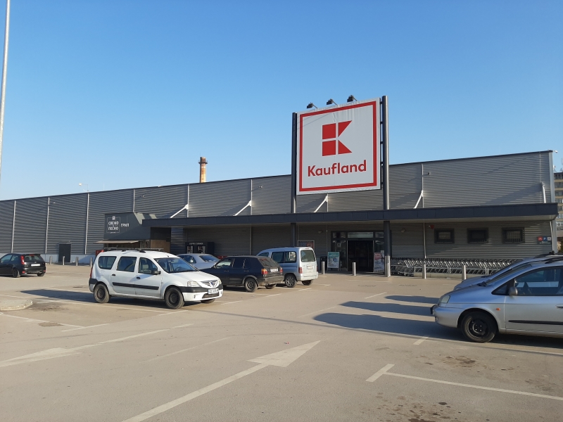 Отврат! „Кауфланд“ в Монтана продава на клиентите си развалено месо /гнусни снимки/