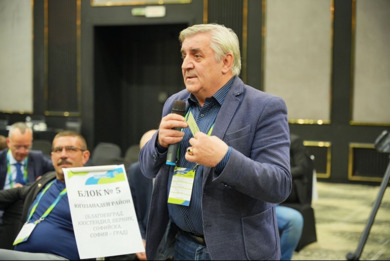 Кметът на Община Мездра Иван Аспарухов и председателят на Общинския