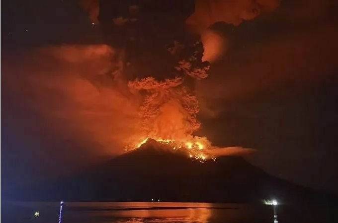 Вулканът Руанг в северната част на индонезийския остров Сулавеси е