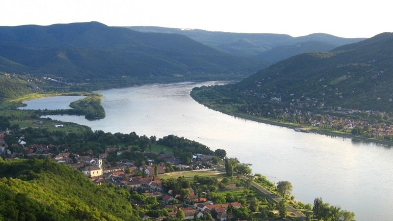 Близо 250 снимки, направени по поречието на река Дунав, са