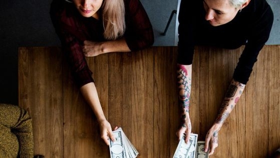 Поведенчески експерименти показват, че жените са склонни да споделят парична