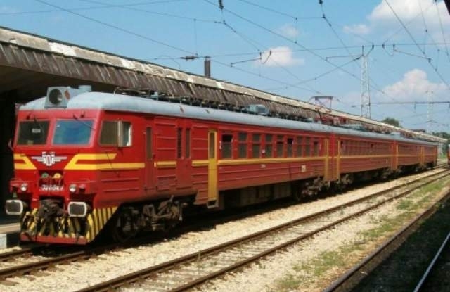 Момиче се е хвърлило пред влак между спирките Прослав и