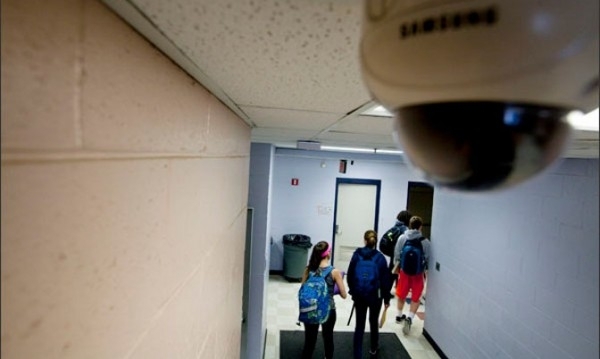 2069 камери инсталирани в училищните коридори дебнат за крадливи деца