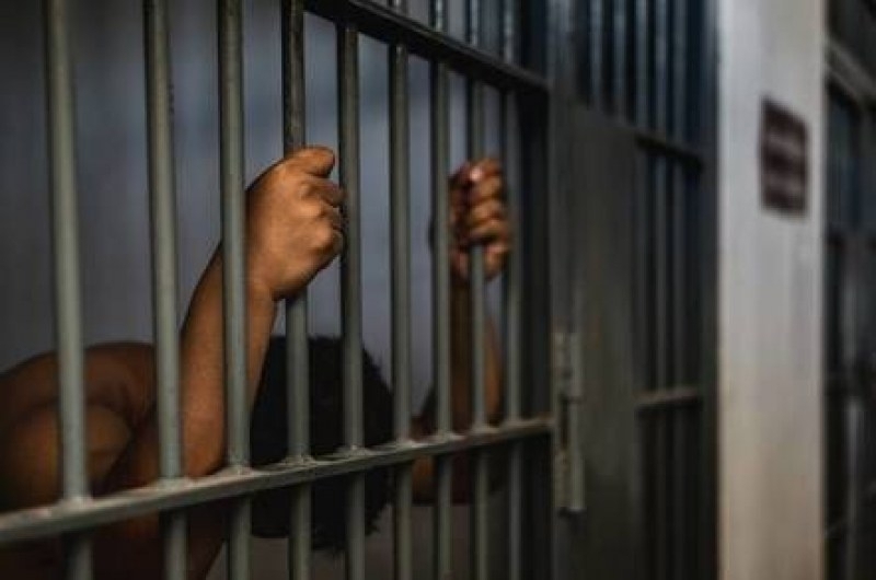 Врачанският окръжен съд остави зад решетките извратеняка, уговарял 8-годишно момиче да снима порно