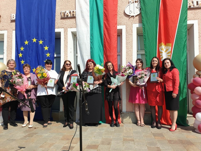 Тази сутрин родители ученици и учители от детските градини основните