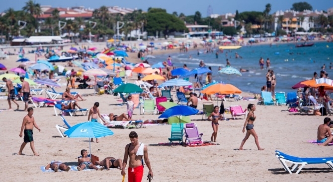 Властите на Барселона евакуираха един от популярните плажове в града