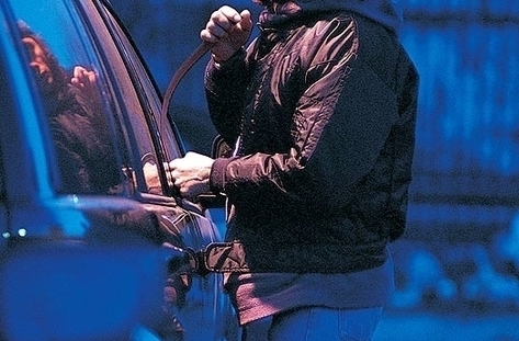 Гладен апаш отмъкна хранителрни продукти от лека кола паркирана в