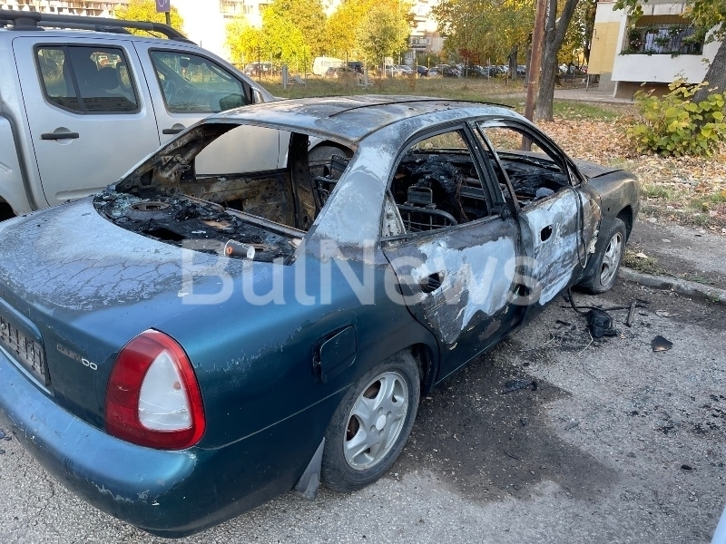 Заловиха пироман подпалил 3 коли и столове на заведение в