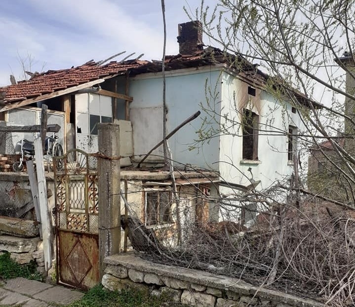 Обявиха дарителска кампания за семейство от Девене след голям пожар
