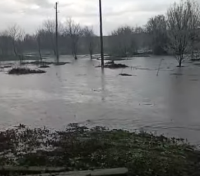 Усложнена обстановка след валежи в Северозапада: Наводнение сполетя монтанско село /видео/