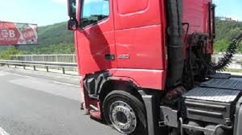 Движението по АМ Хемус в посока София е затруднено съобщават