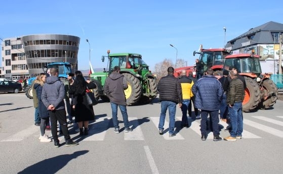 Представителите на протестиращите земеделци които настояват за оставката на земеделския