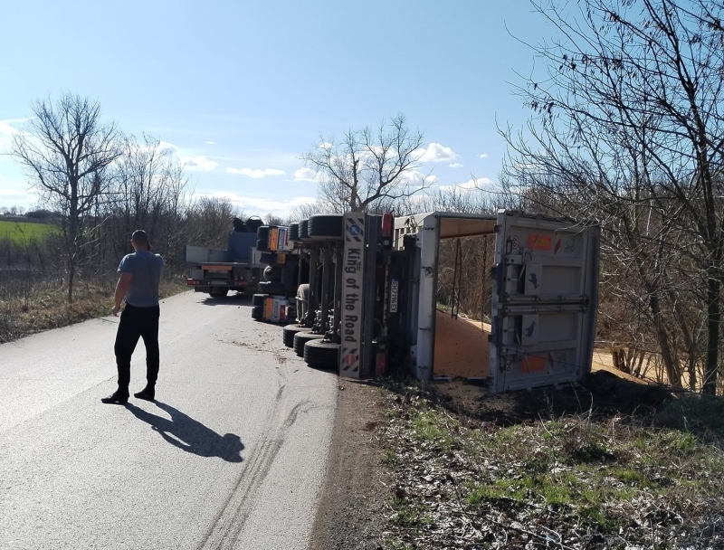 Камион се е обърнал на междуселски път във Врачанско, научи