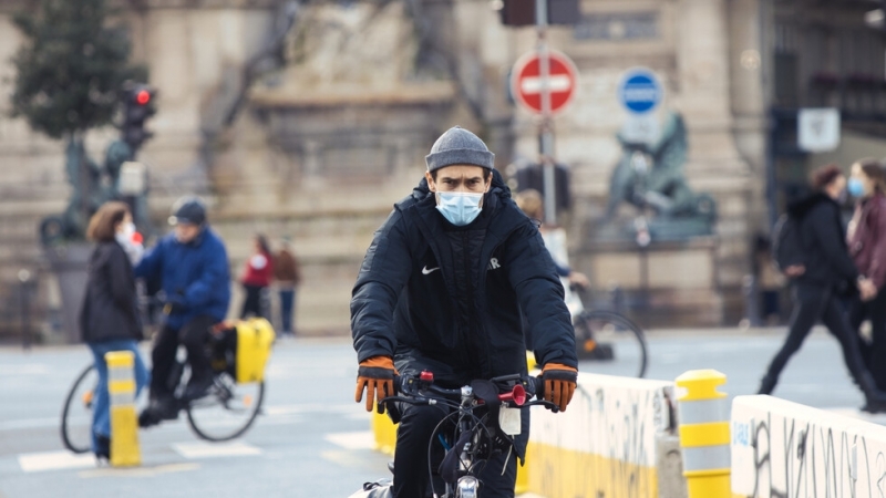 Франция започна днес да вдига някои COVID ограничения сред които