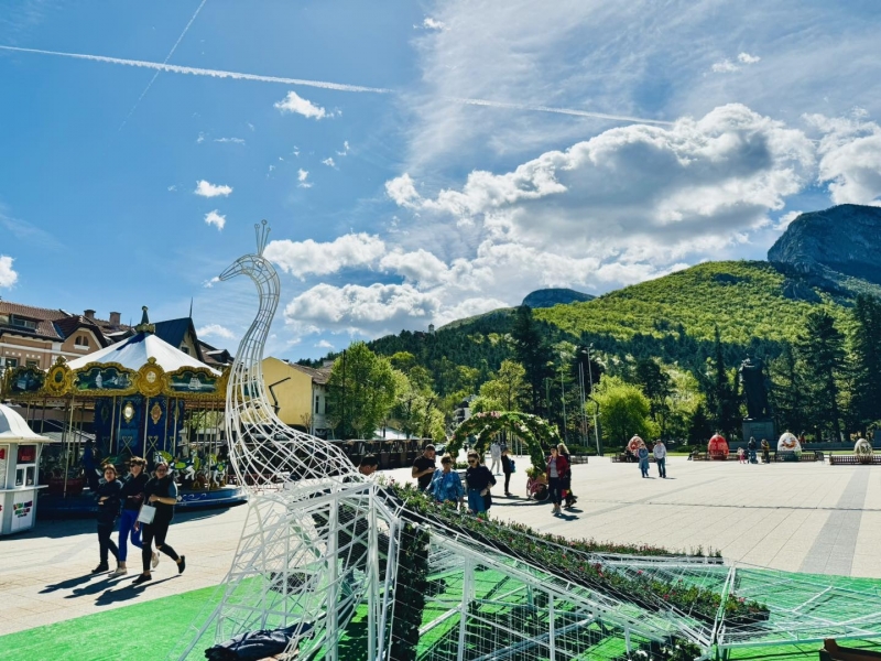 Напредват дейностите по украсяването на Враца за предстоящите празници съобщиха