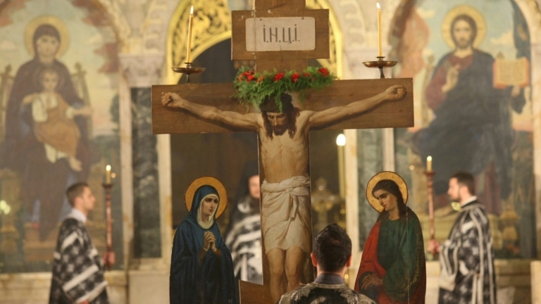 Православните християни отбелязват Разпети петък Това е най тъжният ден от