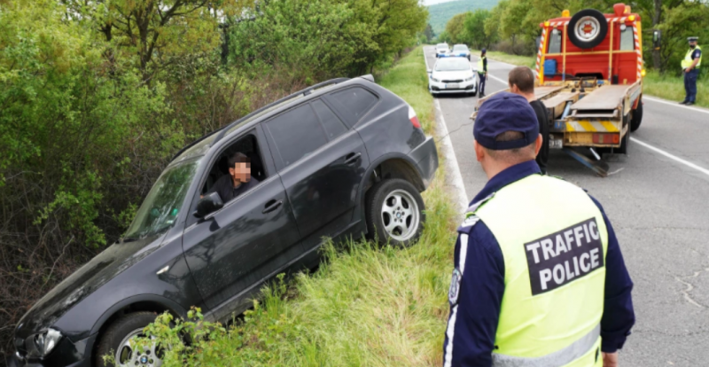 Пиян мъж катастрофира с колата си във Врачанско съобщиха от