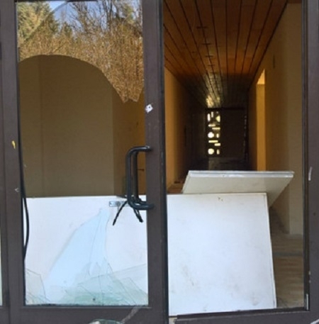 Разярен мъж е потрошил вратата на кметството във врачанското село