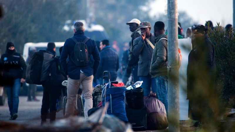 Стотици мигранти са били изгонени в сряда от мигрантски лагер