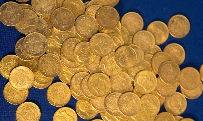 Неизвестен извършител задигна златни монети и пари от апартамент във