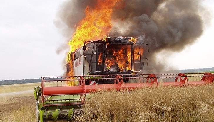 Пламнал комбайн във Видин едва не унищожи реколтата съобщиха от
