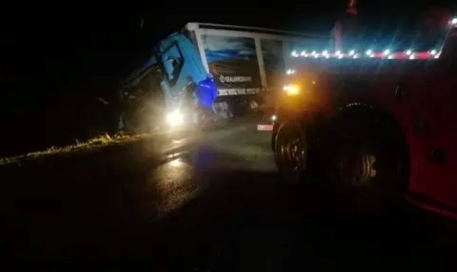 Два камиона се сблъскаха край Луковит, шофьорите загинаха