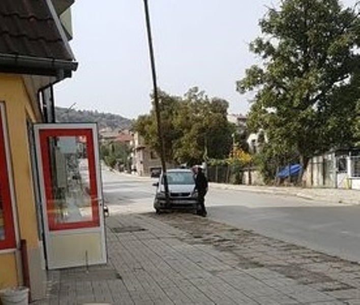 Шофьор е ударил колата си в електрически стълб в Монтана