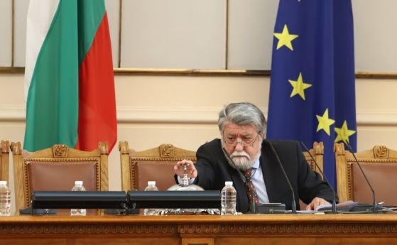 Парламентарният шеф Вежди Рашидов, избран в драматичен размисъл от депутатите