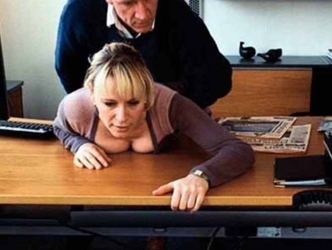 Почти 40 от хората са правили секс на работното си