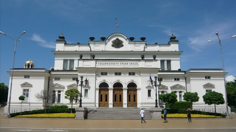 Политическото пространство е наситено със скандали така че към момента