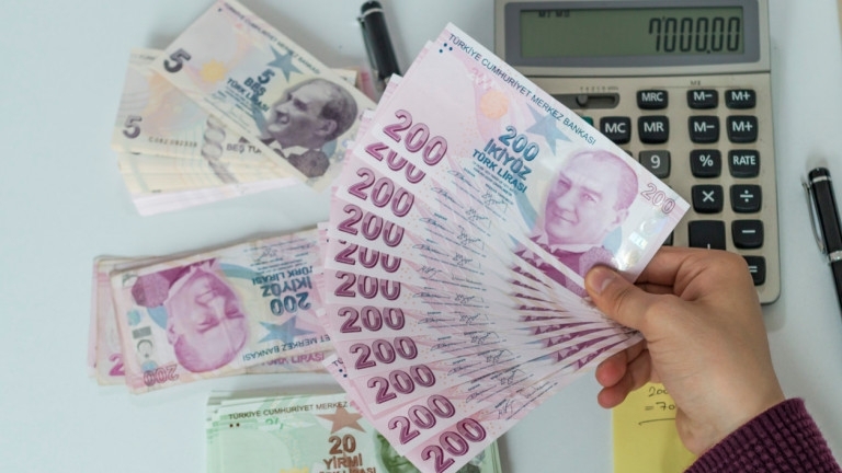 Турската лира се срина с 5% спрямо долара в четвъртък,