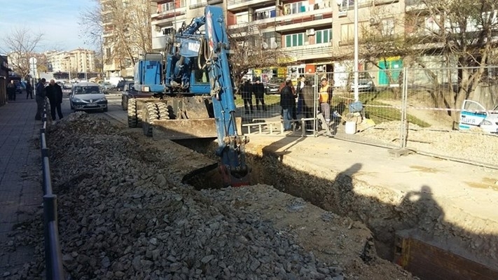 Мъж падна в изкоп на ВиК във Варна, борят се за живота му