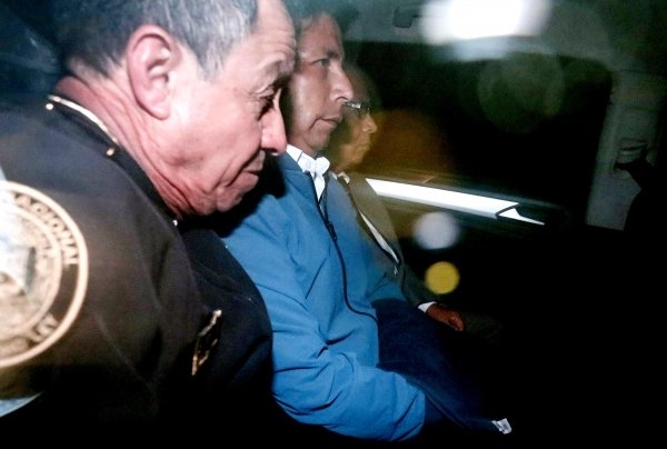 Президентът на Перу Педро Кастильо е арестуван след осуетения му
