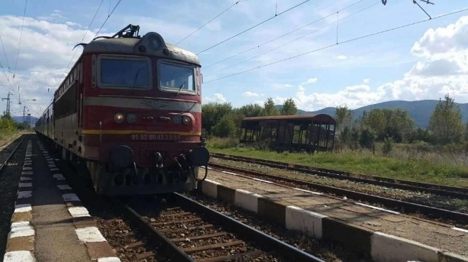 БДЖ продължава да поставя майки и деца в различни купета