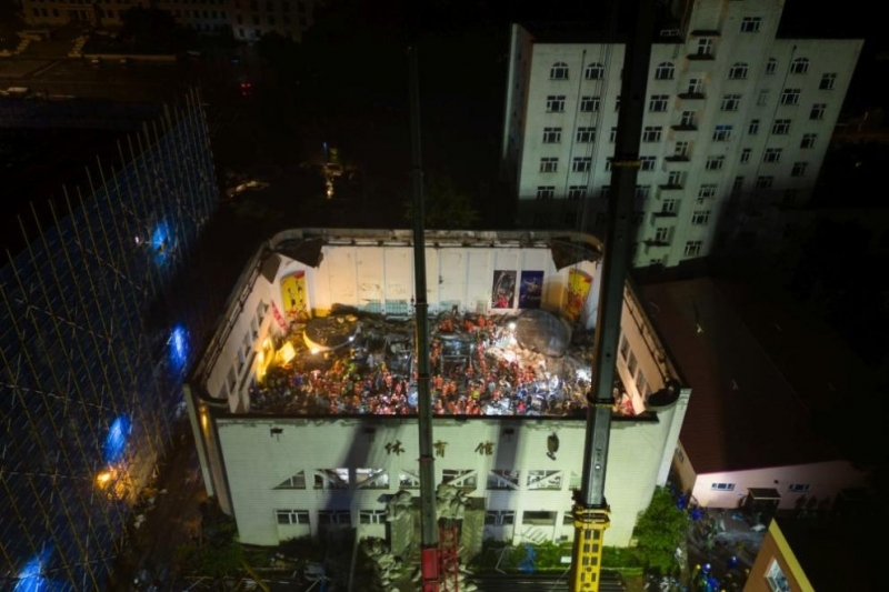 Срутване на покрива на физкултурен салон в китайско училище отне