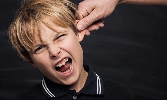 Учител е бил уволнен след като е издърпал ухото на