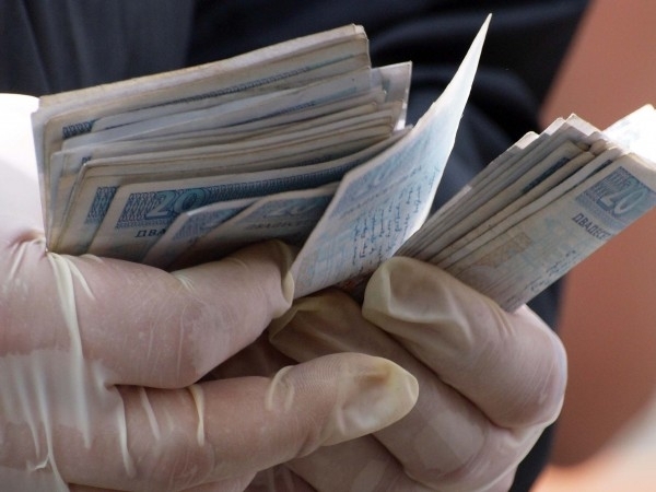 Двойка задигна пари от колата на монтанчанин научи BulNews Случката е