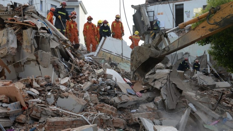 При реновиране рухна сграда в източнокитайския град Шанхай Спасителните екипи